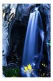 Tablou Canvas, "Cascada ascunsă &icirc;n st&acirc;nca misterioasă", Cascadă, St&acirc;nci, Apă, Culori, Natură, Lumină, Mister, Vegetație, 26 x 39 cm, CMCLASS