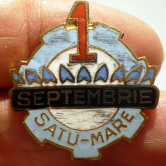 I.844 ROMANIA INSIGNA 1 SEPTEMBRIE SATU-MARE h28mm email