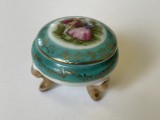 Cutiuta miniaturala din portelan, pictata manual cu scena romantica, Decorative