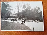 Fotografie plimbre in parc, perioada interbelica