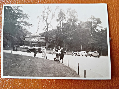 Fotografie plimbre in parc, perioada interbelica foto