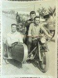 Anii 60 - 70 Foto Motocicleta cu atas cu numar de Bucuresti + caruta / istoria transportului si motocicletei in Romania / 12 x 9 cm