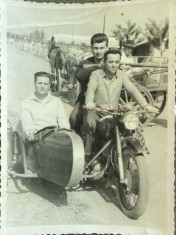 Anii 60 - 70 Foto Motocicleta cu atas cu numar de Bucuresti + caruta / istoria transportului si motocicletei in Romania / 12 x 9 cm