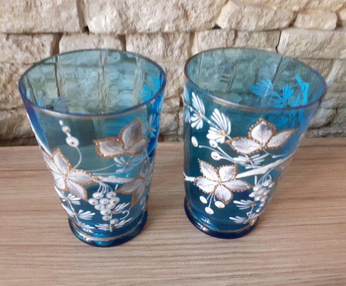 Vand doua pahare art nouveau ,emailate la cald,deosebite