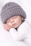Caciulita gri crosetata tip fes pentru bebelusi (Marime Disponibila: 0-3 luni)