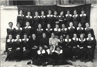 A3680N Eleve și profesoare de la Liceul Oltea Doamna, 1937, Cernăuți foto