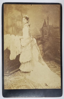 FOTO. NESTOR HECK , IASI , TANARA CU ROCHIE ALBA SI TRENA , FOTOGRAFIE CABINET , SFARSITUL SEC. XIX foto