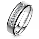 Inel din oțel cu un finisaj mat - &icirc;mpodobit cu zirconii strălucitori &icirc;n crestătură, margini negre, 6 mm - Marime inel: 67