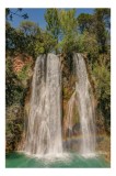 Tablou Canvas, "Cascadă cu curcubeu și pădure luxuriantă", Cascadă, Apă, Curcubeu, Natură, Verdeață, Senin, Pădure, Roci, Vegetație, Tranquilitate, 26