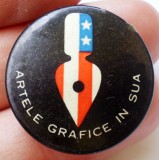 I.561 INSIGNA ROMANIA EXPOZITIA AMERICANA ARTELE GRAFICE IN SUA USA h25mm, Romania de la 1950