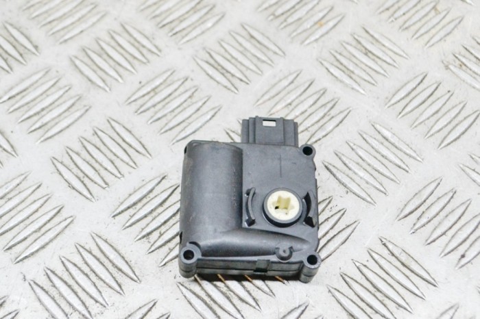 Motoras clapetă aeroterma AUDI A8 D3 4E2, 4E8 2003 OEM: 0132801323 13937076