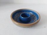 Suport Lum&acirc;nare, Ceramică Mid-Century &ndash; Interior Albastru Cobalt, Pictat Manual, Semnat, Decor Vintage Studio Pottery, 9x3 cm, Diametru Lum&acirc;nare 3 cm