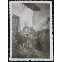 Fotografie, Femeie cu copii, in curtea casei, anii 50