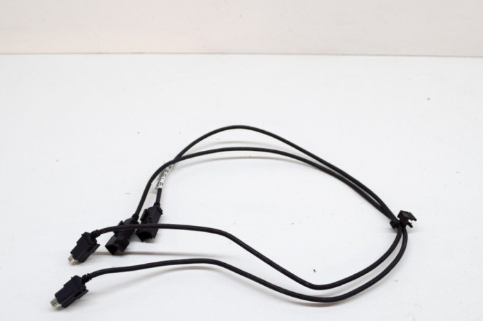 Port USB/AUX-In TESLA MODEL S 2016 OEM: 1004815-08-B 13948030