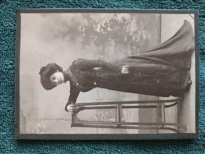 fotografie celebru atelier High Life -S. Korn , Bucuresci , anii 1910 -1920 ,dimensiune 16cm x11 cm .Doamna in tinuta foto
