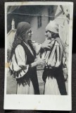 Fotografie tip carte postala, doua femei imbracate in port popular, 1917