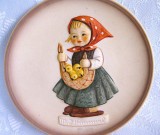 FARFURIE PORTELAN GOEBEL DECOR HUMMEL COLECTIA MICII GOSPODARI FETITA CU PUISORI 10 CM