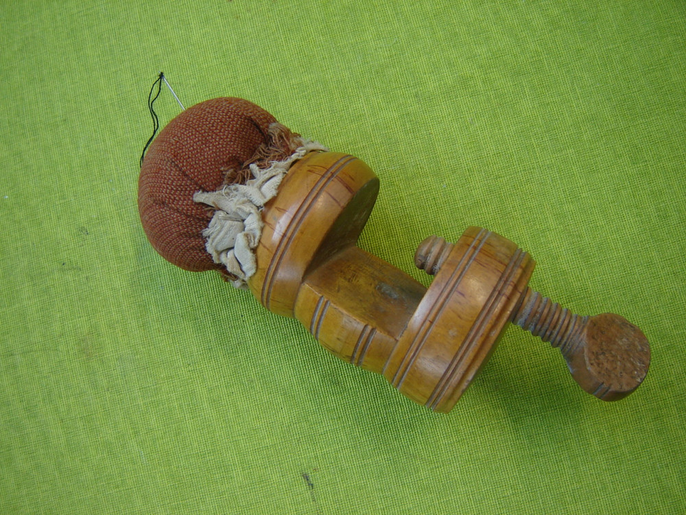 Dispozitiv vechi din lemn pentru cusut ciorapi