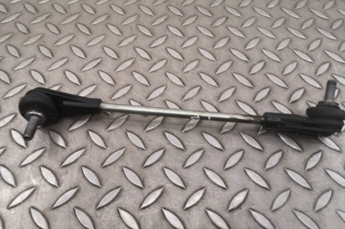 Bieleta stabilizatoare dreapta față BMW 4 Coupe F32, F82 2015 OEM: 6792211 25767774