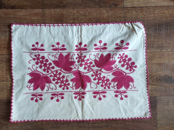 Fata de perna veche traditionala taraneasca cusuta manual pe panza, ata rosie