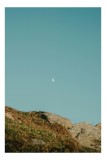 Tablou Canvas, "Luna medit&acirc;nd deasupra colțului st&acirc;ncos", Cer, Lună, St&acirc;nci, Iarbă, Azuriu, Natură, Calm, Seninătate, 26 x 39 cm, CMCLASS