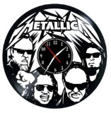 Ceas de Perete Decorativ &ldquo;Metallica &ndash; Masters of Metal&rdquo;, din Disc Vinil Reciclat, Design Rock Band, Negru, Mecanism Silențios (Sweep), 30 cm