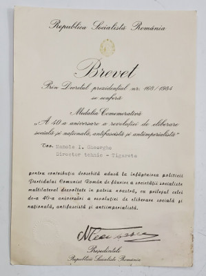 BREVET DE ACORDARE A MEDALIEI &amp;#039;&amp;#039; a 40 - A ANIVERSARE A REVOLUTIEI DE ELIBERARE SOCIALA SI NATIONALA , ANTIFASCISTA SI ANTIIMPERIALISTA &amp;#039;&amp;#039; , 1984 foto