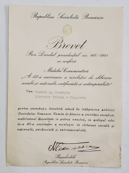 BREVET DE ACORDARE A MEDALIEI &#039;&#039; a 40 - A ANIVERSARE A REVOLUTIEI DE ELIBERARE SOCIALA SI NATIONALA , ANTIFASCISTA SI ANTIIMPERIALISTA &#039;&#039; , 1984