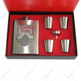 Set plosca cu palnie si 4 pahare din inox is cutie eleganta cu captuseala. cu decor embosat &ndash; Pentru cel mai bun Frate