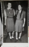 Fotografie, doua tinere, 1945