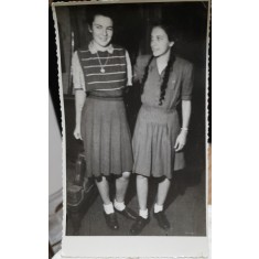 Fotografie, doua tinere, 1945