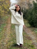 Compleu dama crem tricotat cu gat rotund si dungi orizontale pe bluza