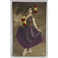 TANARA CU ROCHIE MOV , CARTE POSTALA CU CUSATURI DIN FIR DE MATASE , INCEPUTUL SEC. XX