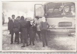 Bnk foto Excursionisti langa autocar Setra S12 ONT, Alb-Negru, Romania de la 1950, Transporturi