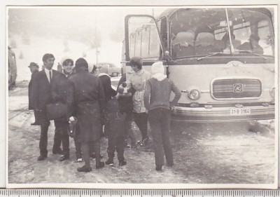 bnk foto Excursionisti langa autocar Setra S12 ONT foto