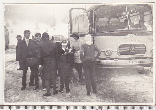 bnk foto Excursionisti langa autocar Setra S12 ONT