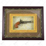 Tablou decorativ cu o arma realizata din lemn si metal &ndash; Design Vintage (Tip 2)