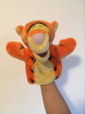 * Marioneta papusa pe mana, personaj din Winnie de Pooh, Tigger, tigru foto