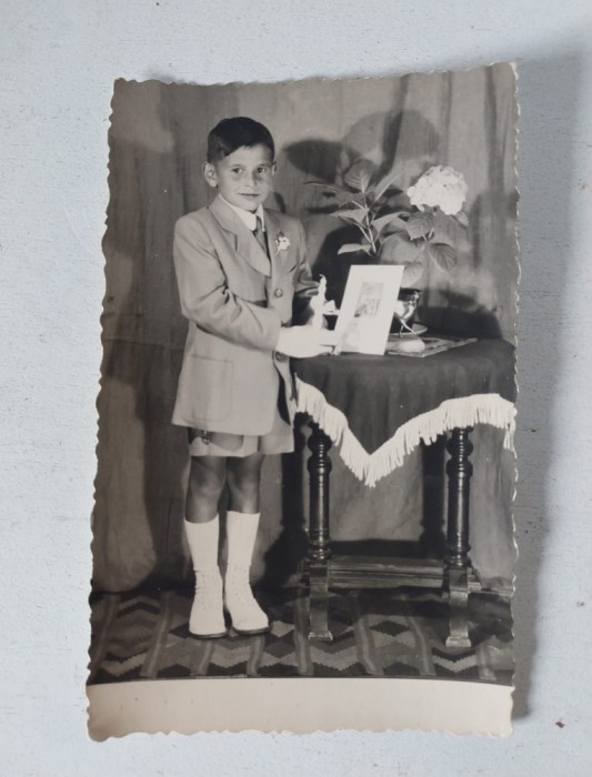Fotografie veche anii 1948-1950, Transilvania, copil, tip carte postala, scrisa in maghiara si semnata Otto (draga bunica, te iubesc)