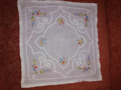Fata de masa centru de masa cusut brodat broderie veche pe panza subtire fina foto