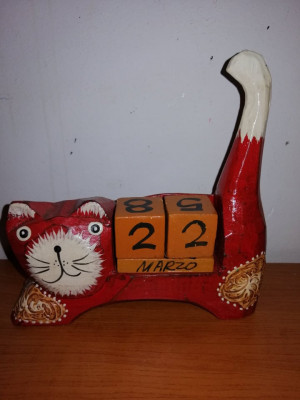 Pisica de lemn stilizata pictata manual cu calendar foto
