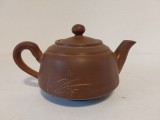 Ceainic vintage de lut, Yixing Zisha China, decorat prin zgariere, mic 9cm inaltime x 16cm latime