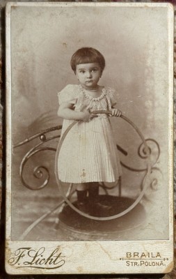 FETITA cu CERC, FOTO VECHE ATELIER,,F.LICHT&amp;quot;BRAILA/SFARSIT DE SEC.XIX/103 X 63mm foto