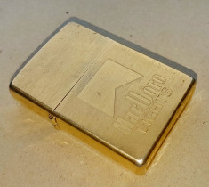 C805-Bricheta MARLBORO ZIPPO BRADFORD USA functionala alama aurita. foto