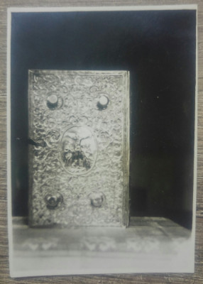 Carte bisericeasca in ferecatura de argint// fotografie interbelica foto