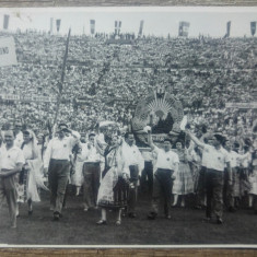 Manifestatie pe stadion, delegatia romana in RDG, stema RPR// fotografie