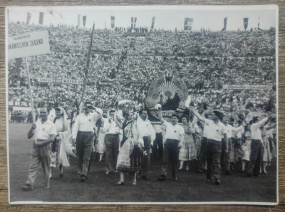 Manifestatie pe stadion, delegatia romana in RDG, stema RPR// fotografie foto