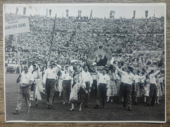 Manifestatie pe stadion, delegatia romana in RDG, stema RPR// fotografie