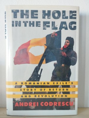 Andrei Codrescu - The Hole in the Flag. A Romanian Exile&amp;#039;s Story of Return and Revolution foto