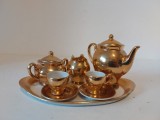 Set Ceai Miniatură Vintage din Porțelan Aurit &ndash; 8 Piese cu Tavă 17 cm, Decor Gilded Gold, Serviciu Colecție, Teapot, Zaharniță, Cești, Stare Bună